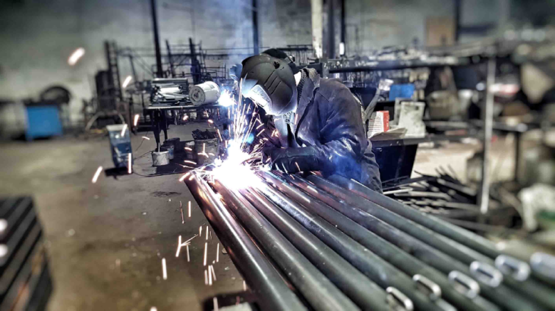 Какие материалы используют при изготовлении уличного спортивного оборудования в Барнауле?